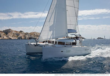 Lagoon 400 Sailing